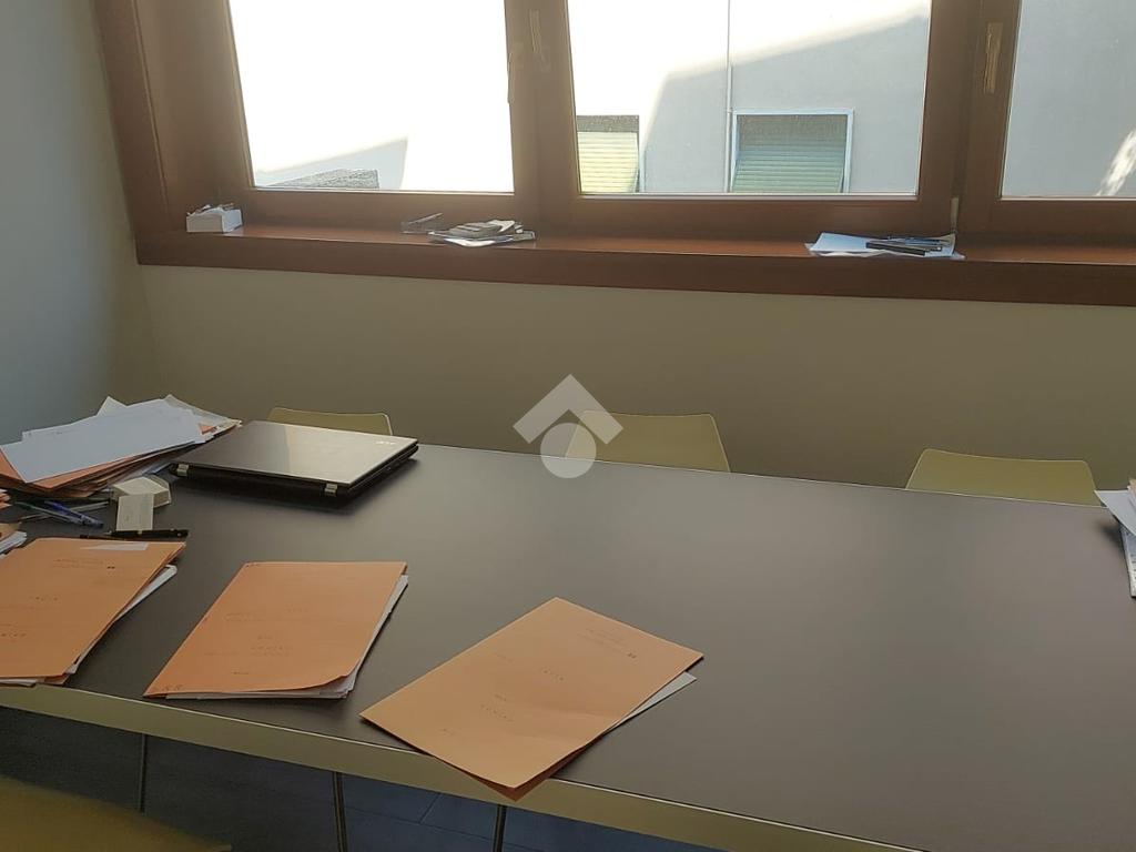 6-salle Bureau à Bergamo, Italy No. 80241