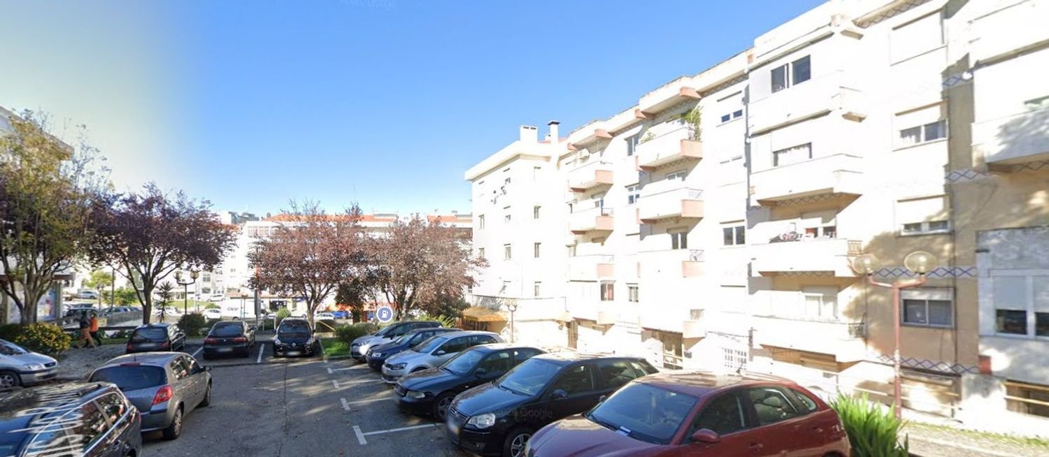 3 bedrooms Apartment in Amadora, Portugal No. 272243