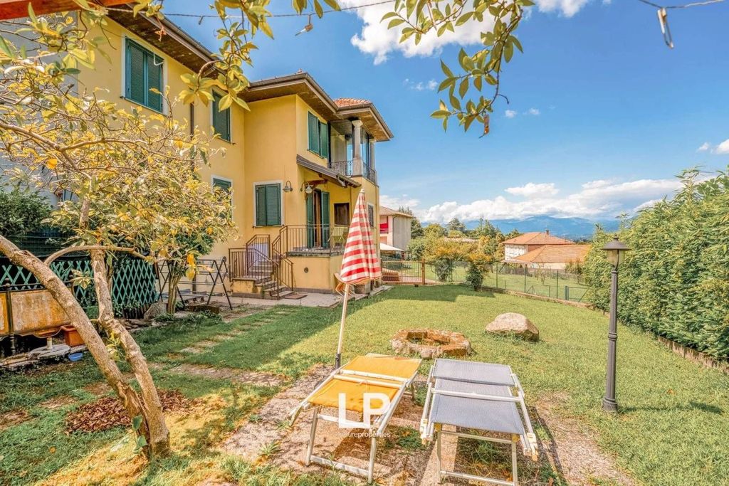 3 chambres Villa à Cadrezzate con Osmate, Italy No. 332105