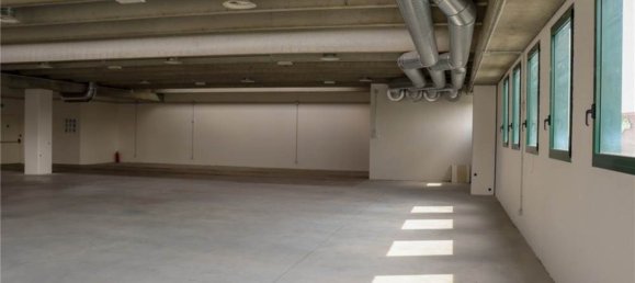 490m² Warehouse in Cermenate, Italy No. 6465 10