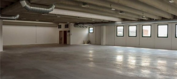 490m² Warehouse in Cermenate, Italy No. 6465 4