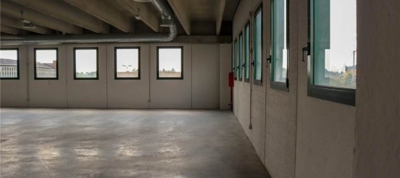 490m² Warehouse in Cermenate, Italy No. 6465 8