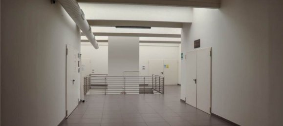 490m² Warehouse in Cermenate, Italy No. 6465 2