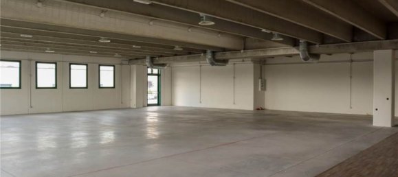 490m² Warehouse in Cermenate, Italy No. 6465 11