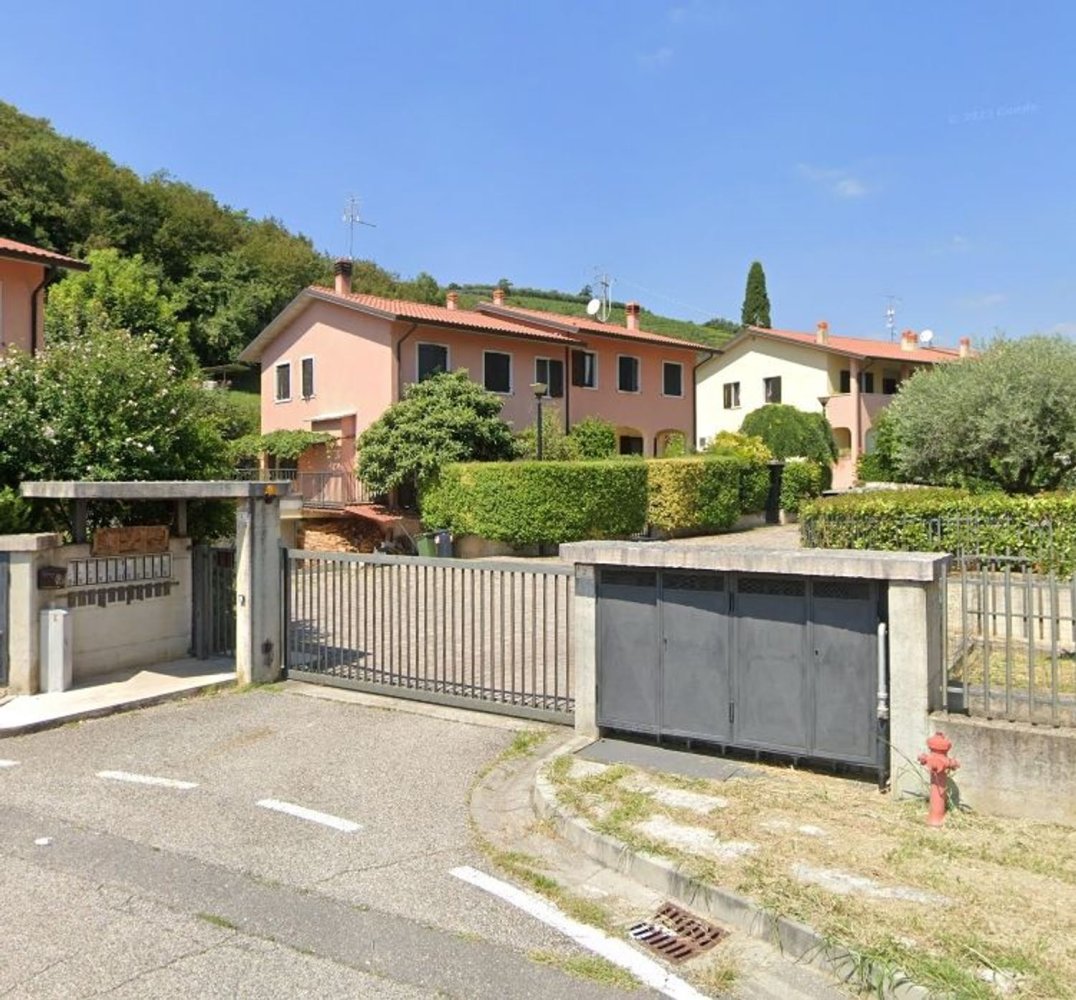 Casa de 4 habitaciónes en Mezzane di Sotto, Italy No. 218578