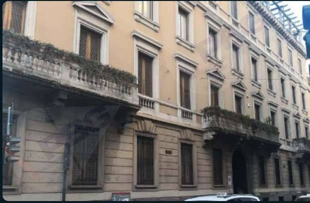 Oficina de 15 habitaciónes en Milan, Italy No. 248243