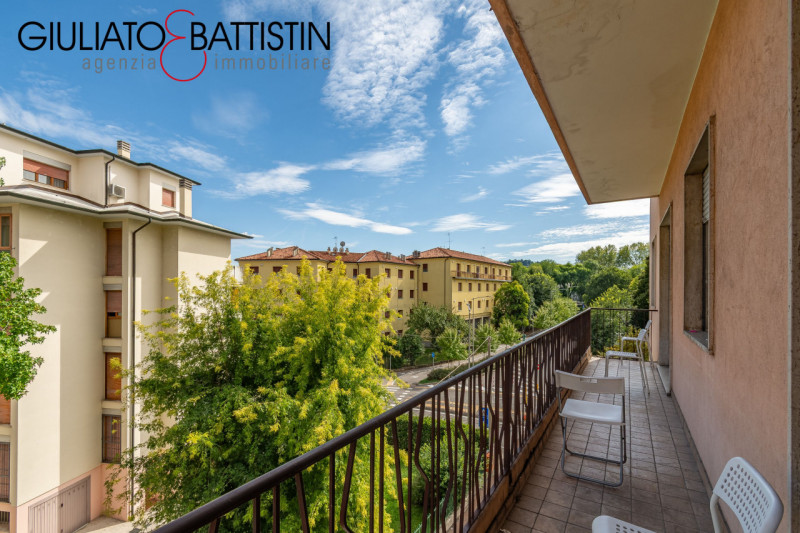 3 rooms Commercial property in Vicenza, Italy No. 293209