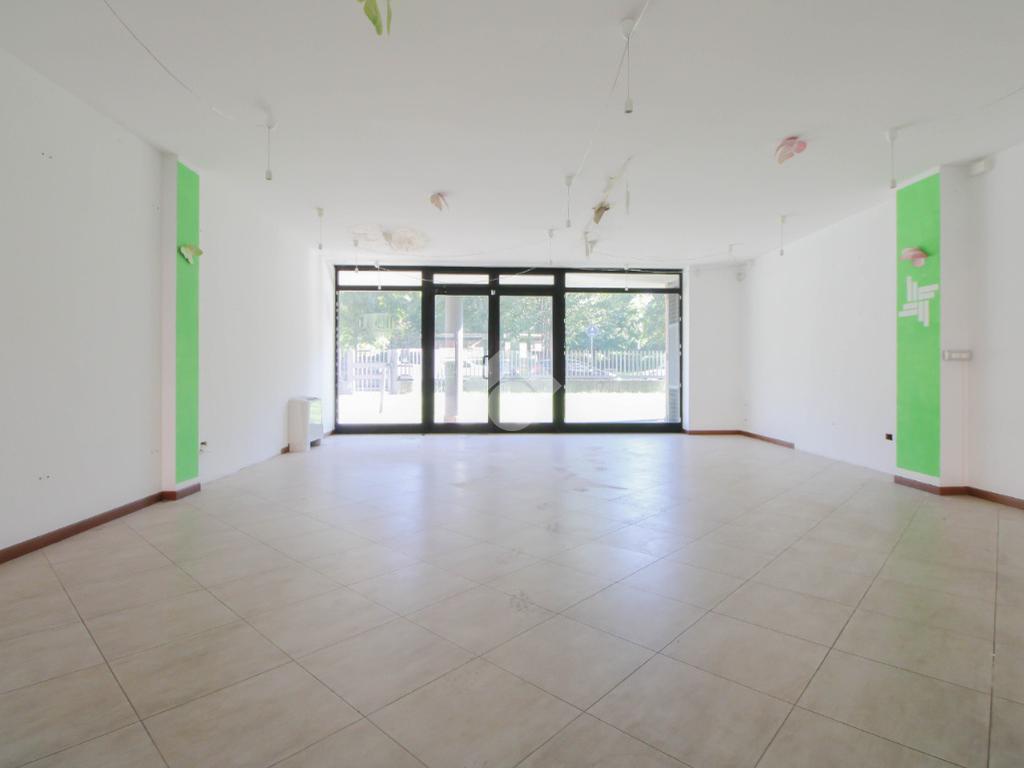 Коммерческая недвижимость с 1 комнатой в Курно, Италия № 377687