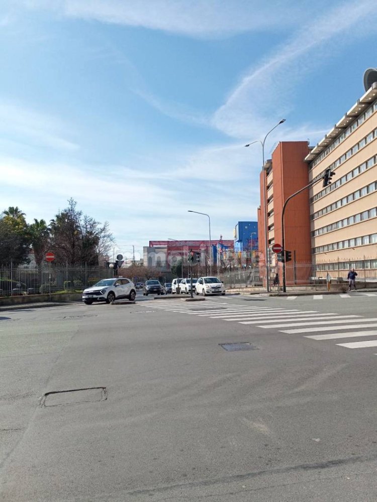 2 rooms Commercial property in Genoa, Italy No. 213385