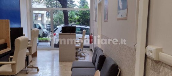 2 rooms Commercial property in Genoa, Italy No. 213385 3