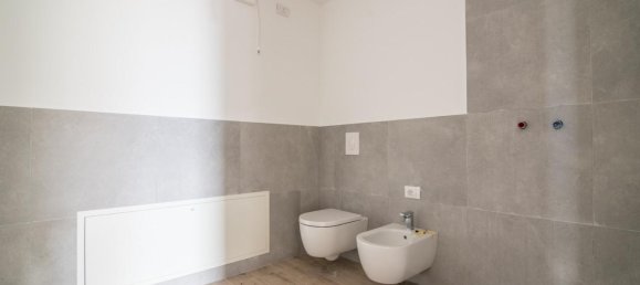 3 rooms Apartment in Padua, Italy No. 7077 12