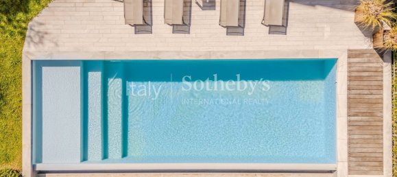 3 bedrooms Villa in Gavirate, Italy No. 304118 2