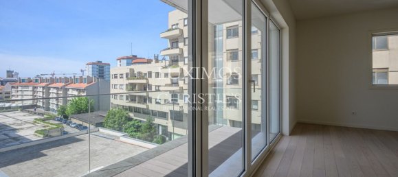 3 bedrooms Apartment in Porto, Portugal No. 94331 3
