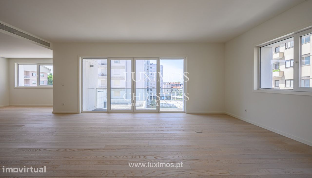 3 bedrooms Apartment in Porto, Portugal No. 94331