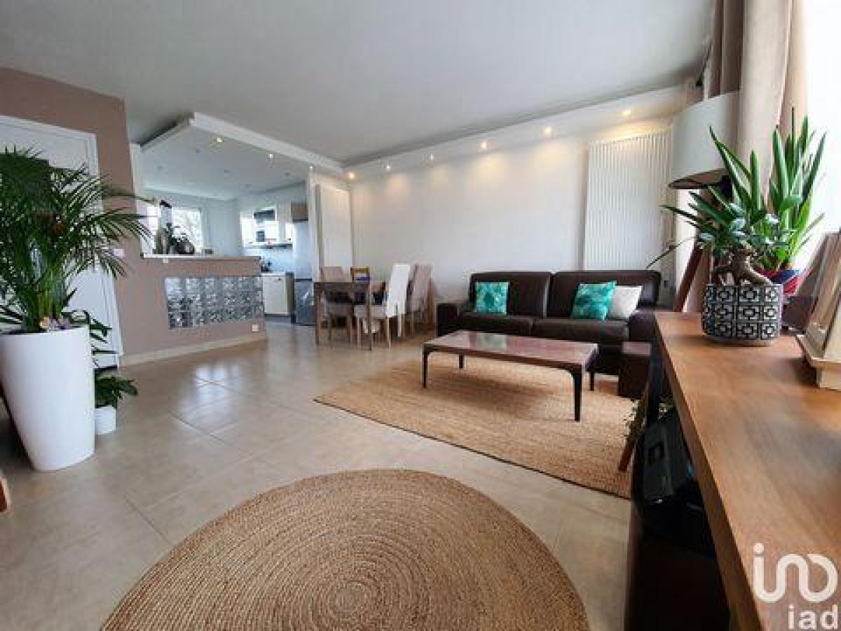 3 bedrooms House in Maurepas, France No. 9928