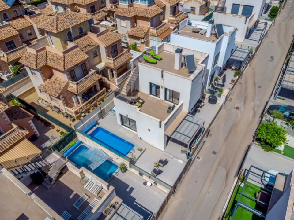 5 bedrooms Villa in Torrevieja, Spain No. 194965