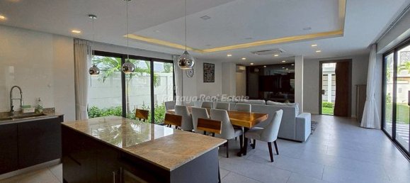 4 bedrooms House in Pattaya, Thailand No. 70085 9