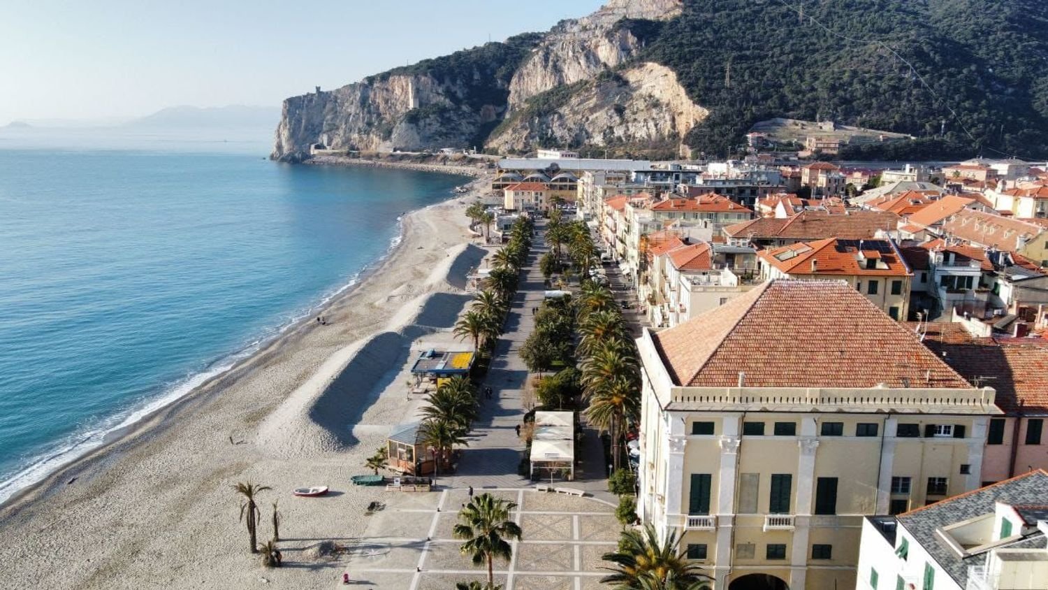 Квартира с 4 комнатами в Финале Лигуре, Италия № 57653