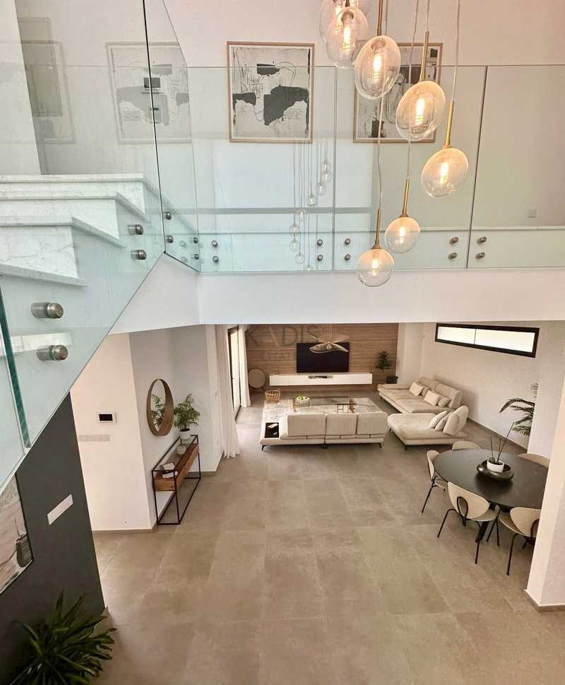 5 bedrooms Villa in Germasogeia, Cyprus No. 18936