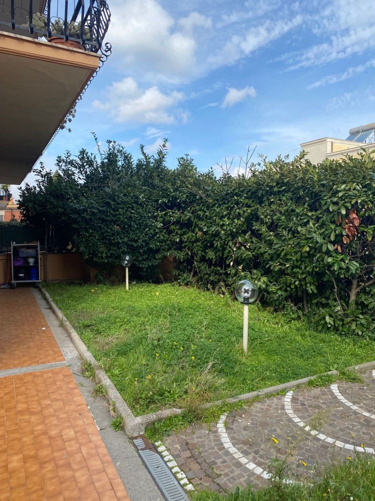 4 rooms Apartment in Rome, Italy No. 203196