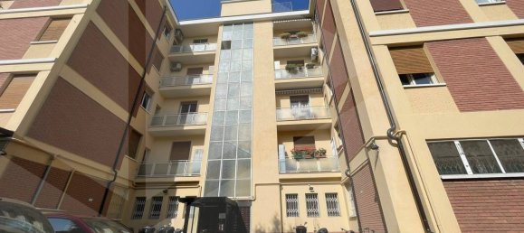 5-salle Appartement à Bologna, Italy No. 34467 3