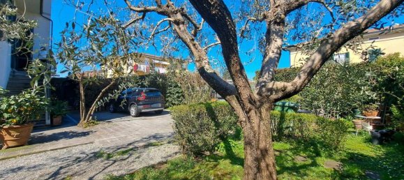 Квартира с 6 комнатами в Лукка, Италия № 41376 2