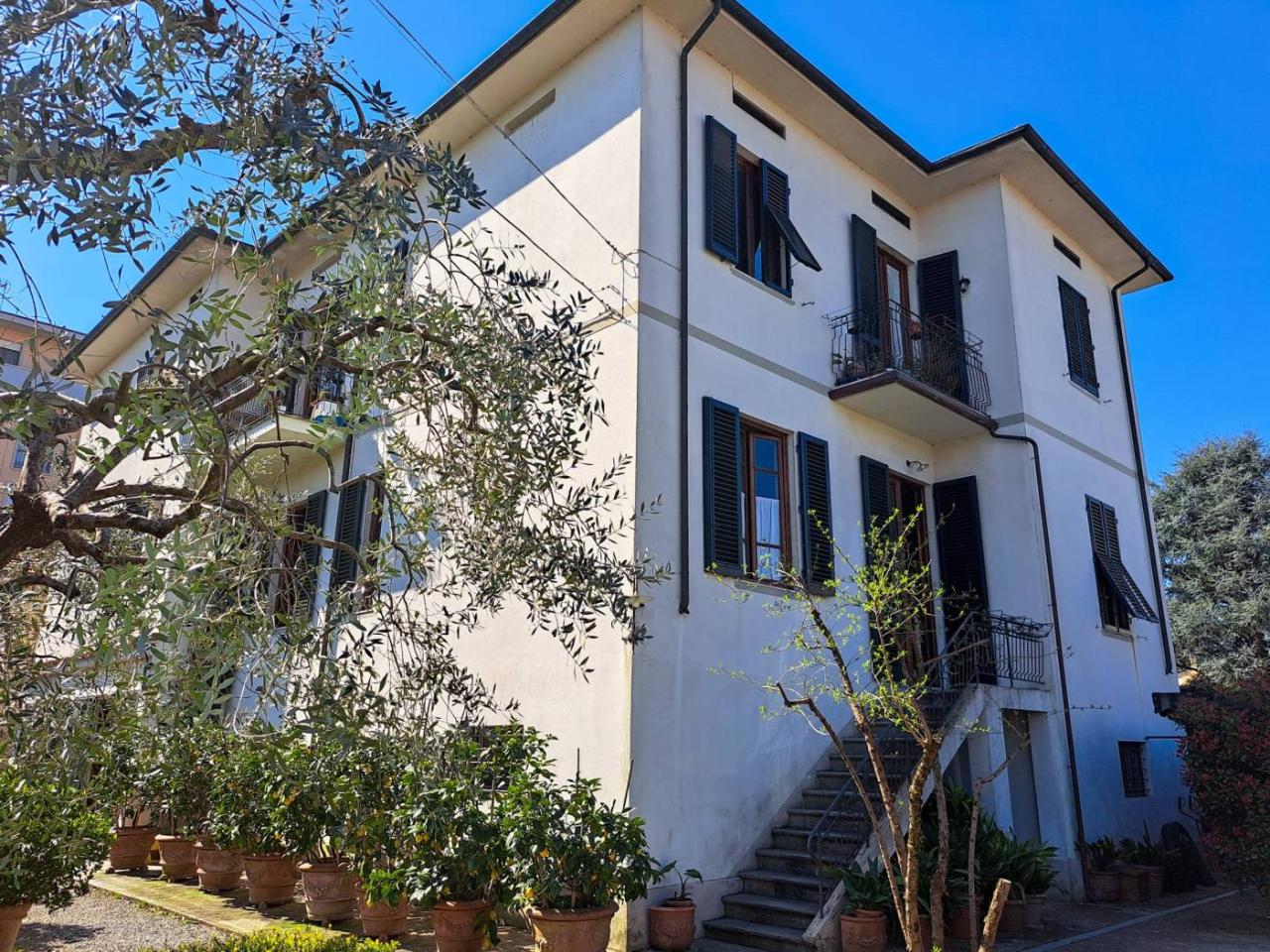 Квартира с 6 комнатами в Лукка, Италия № 41376