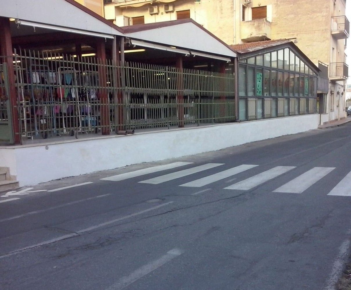 Propriété commerciale à Giardini-Naxos, Italy 600m² No. 251226