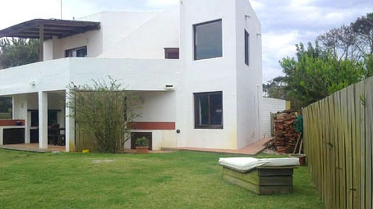 Casa de 3 dormitorios en Maldonado, Uruguay No. 9372