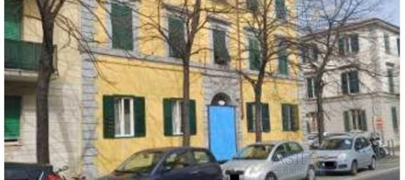 5 rooms Apartment in Livorno, Italy No. 41773 3