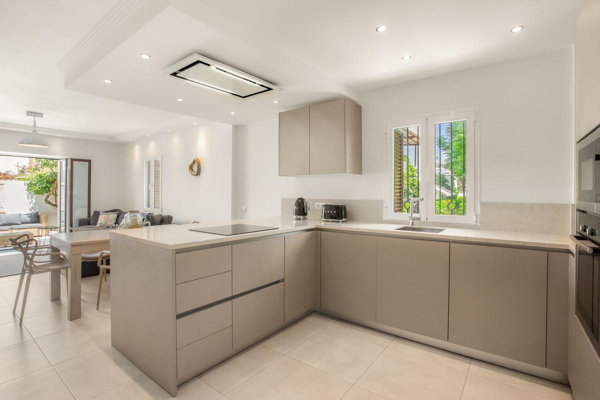 3 bedrooms Townhouse in Estepona, Spain No. 30068