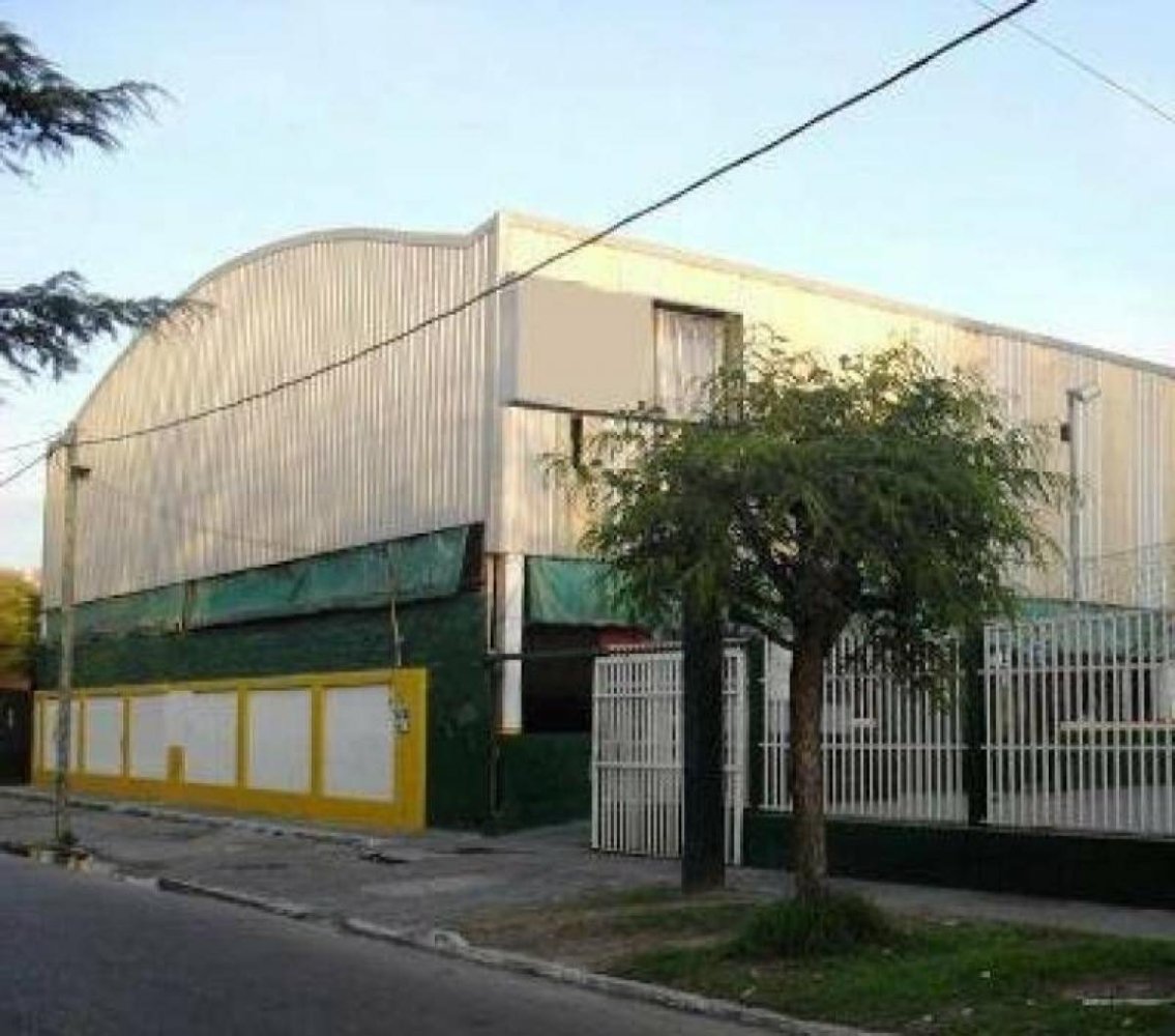 990m² Commercial property in Lanus, Argentina No. 29774