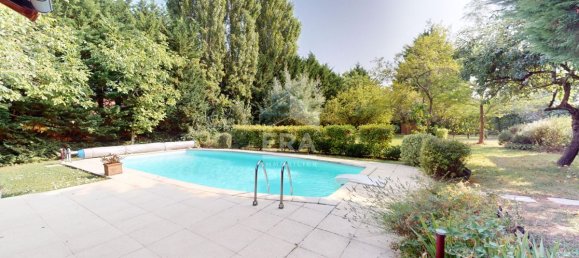 5 bedrooms House in Bourges, France No. 251602 9