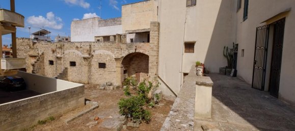 Edificio de 13 habitaciónes en Matino, Italy No. 232825 9