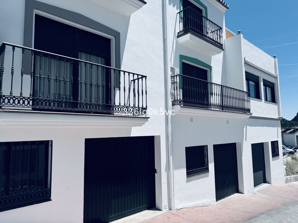 4 bedrooms House in Benahavis, Spain No. 142217