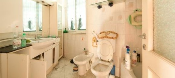 Apartamento de 2 dormitorios en Genoa, Italy No. 140494 2