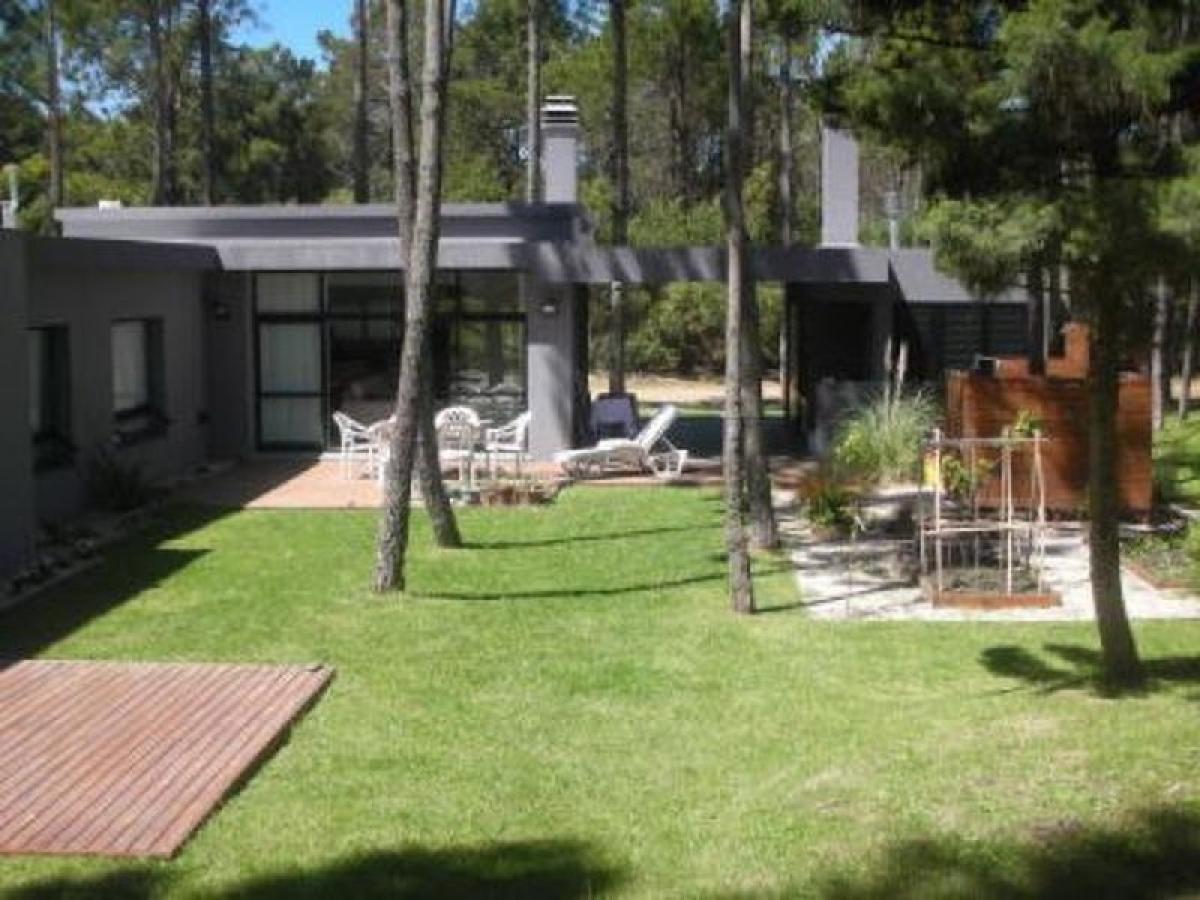 3 bedrooms House in Mar del Plata, Argentina No. 93433