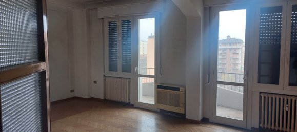 5 rooms Penthouse in Modena, Italy No. 23782 4
