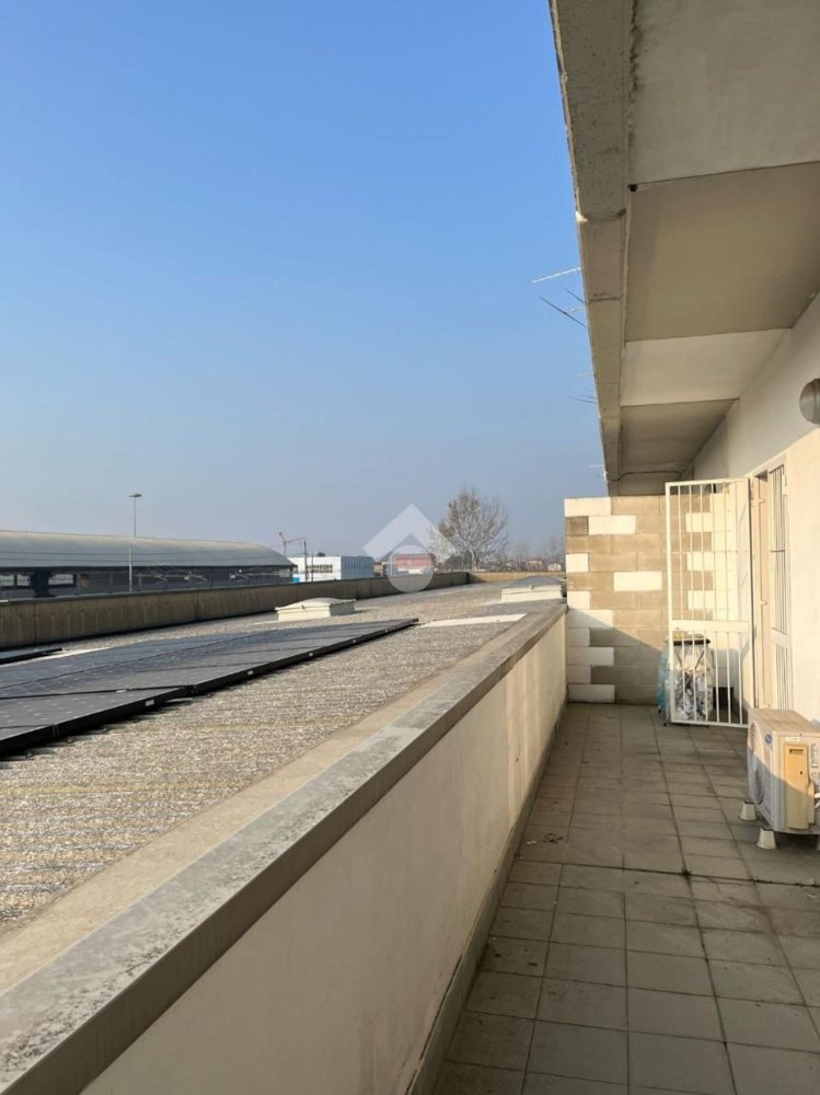 87m² Office in Romano di Lombardia, Italy No. 121199