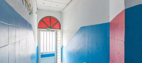 337m² Commercial property in Almada, Portugal No. 236215 5