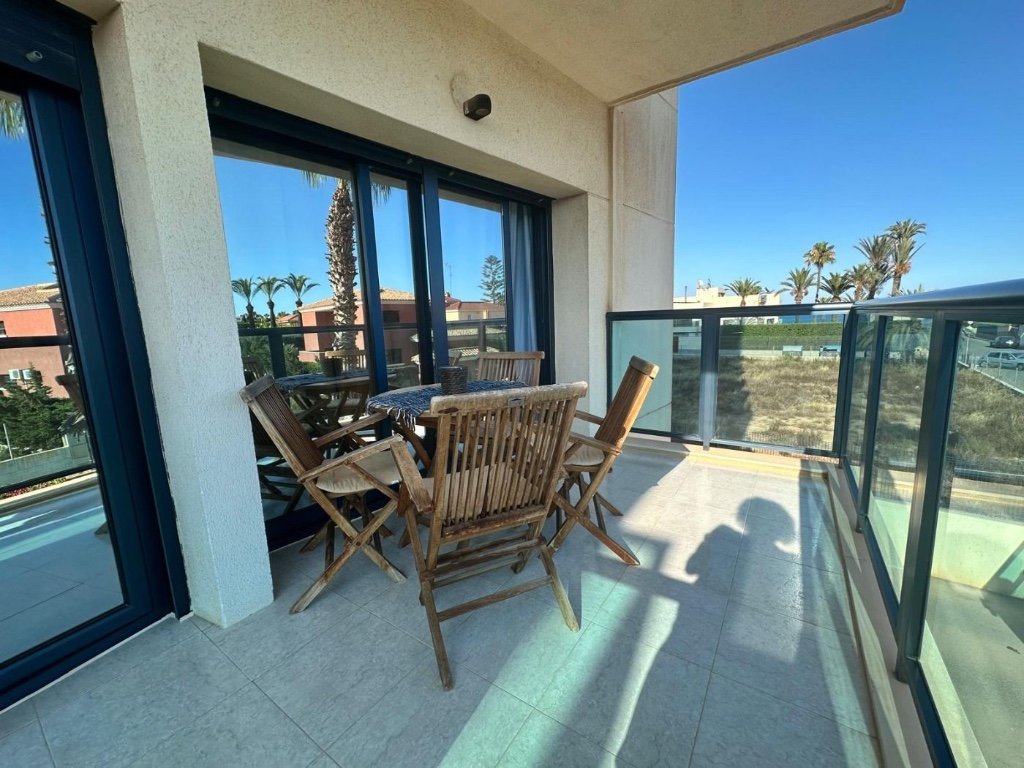 Apartamento de 2 dormitorios en Torrevieja, Spain No. 290773
