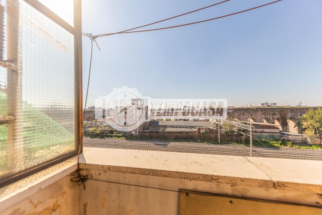 3 rooms Apartment in Rome, Italy No. 37490