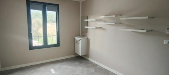 73m² Commercial property in Belgodere, France No. 77693 4