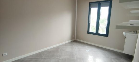 73m² Commercial property in Belgodere, France No. 77693 3