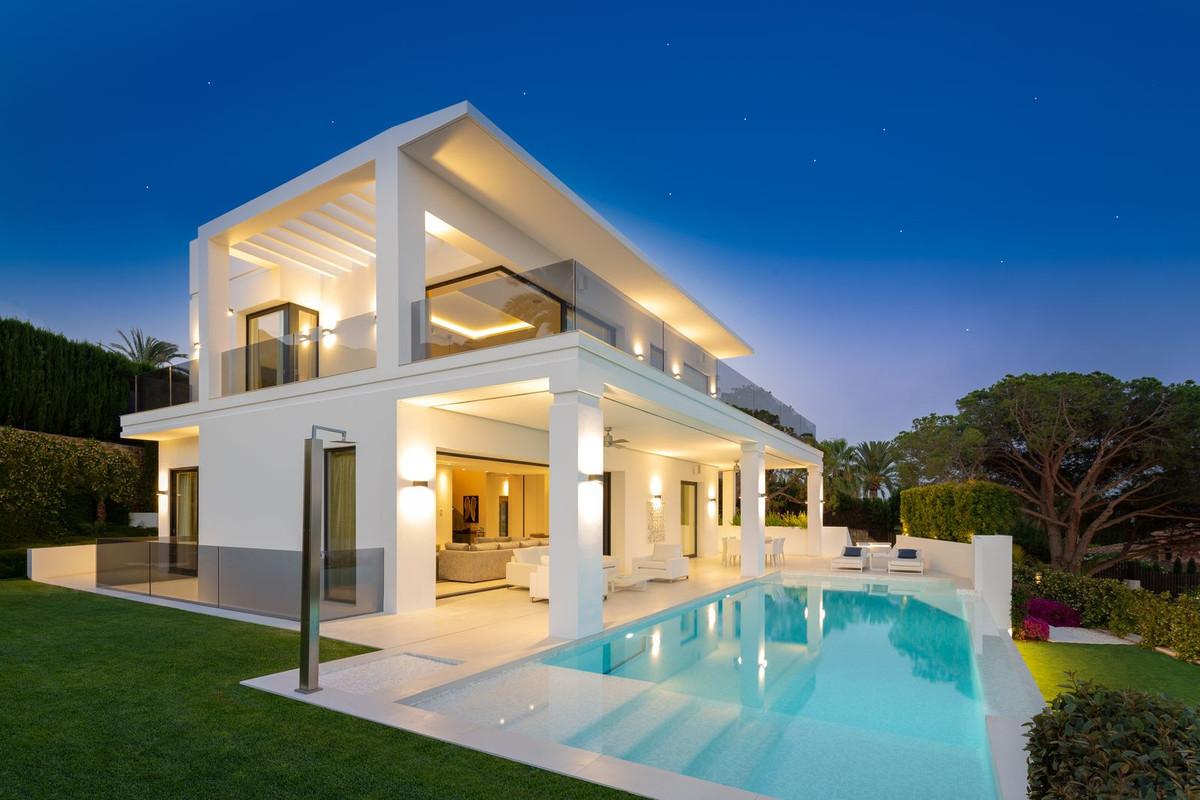 5 bedrooms Villa in Marbella, Spain No. 73068