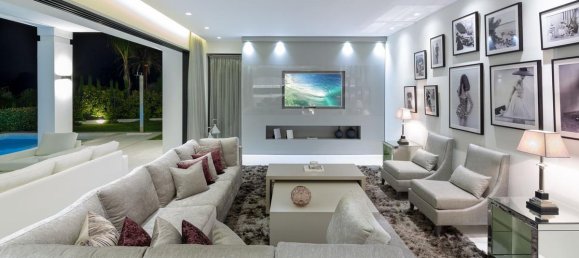 5 bedrooms Villa in Marbella, Spain No. 73068 9