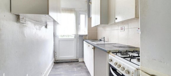 2 bedrooms House in Dagenham, United Kingdom No. 4823 5