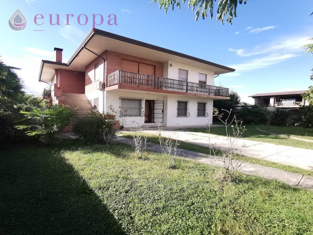 3 bedrooms Villa in Pordenone, Italy No. 285834