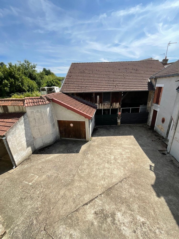 537m² Building in Vierzon, France No. 219105