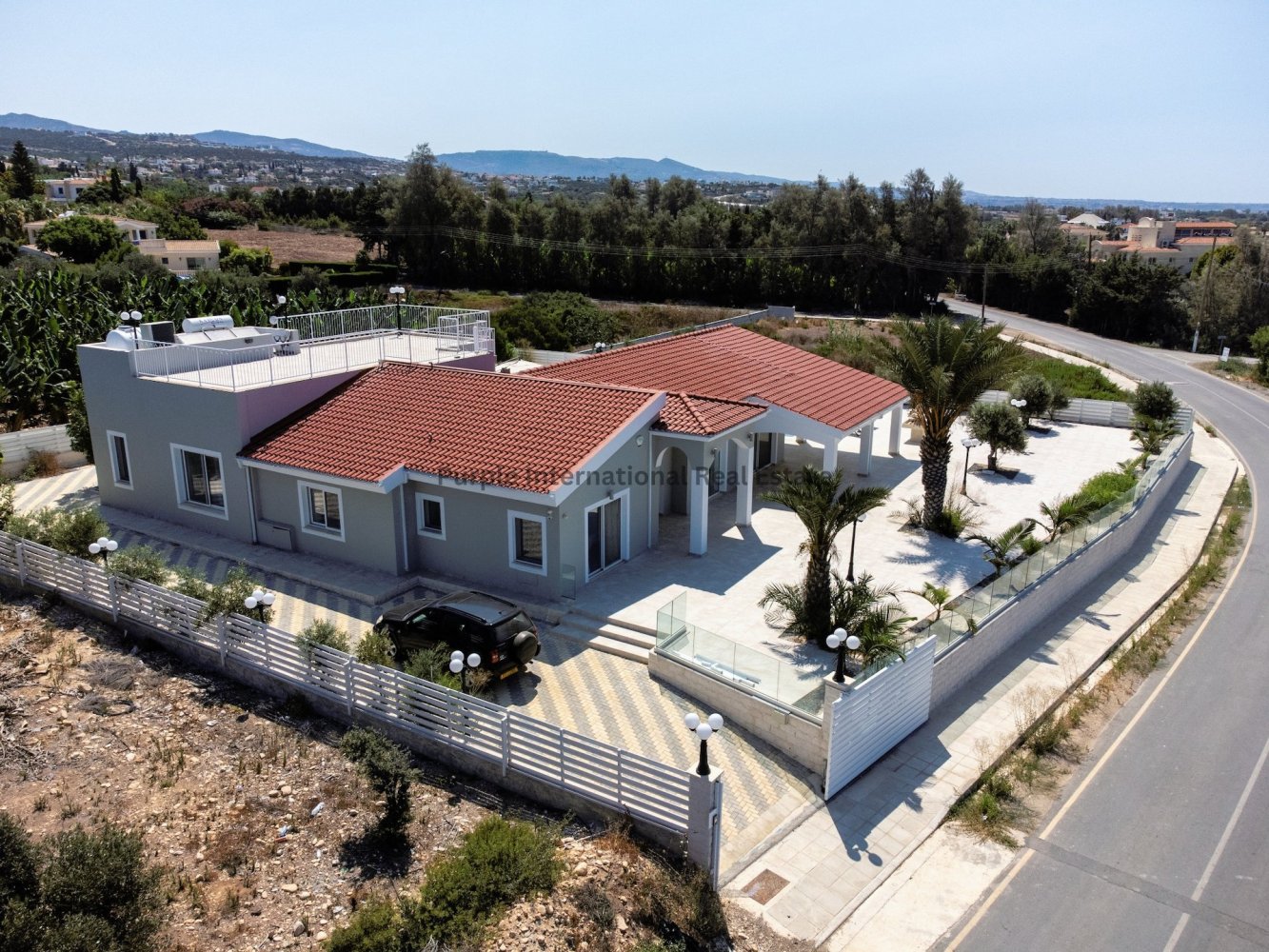 Вилла с 4 спальнями в Си Кейвз, Кипр № 968